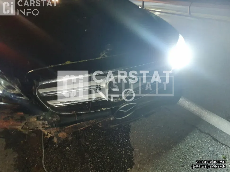 Photo 2 of 35: 2020 Mercedes-Benz E300, VIN W1KZF4JBXLA758929 — Korean insurance auction