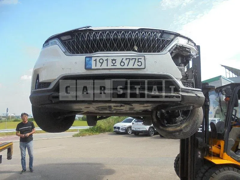 Photo 2 of 22: 2023 Kia Carnival — Korean insurance auction