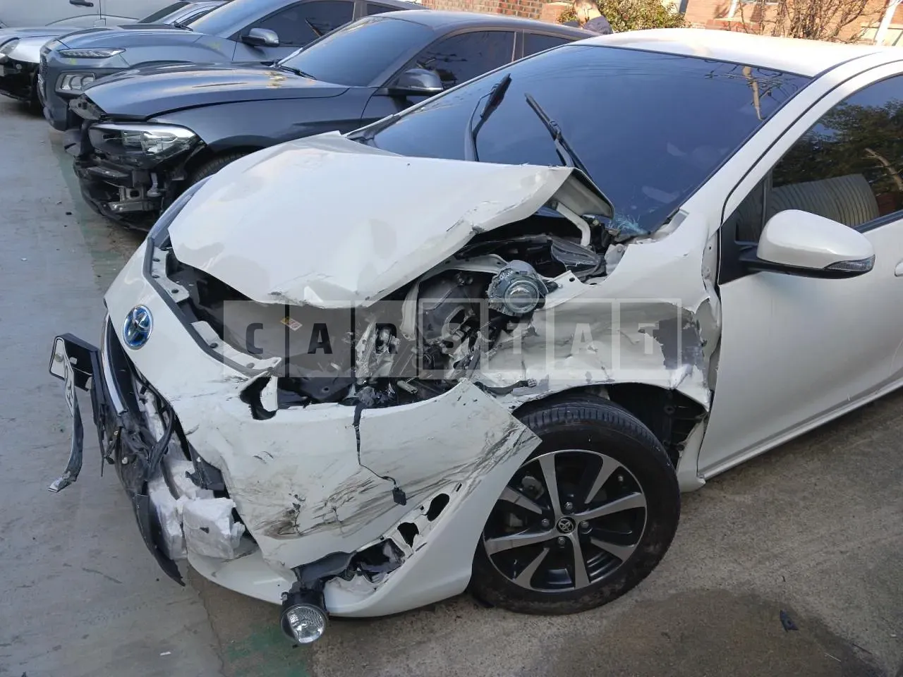 Photo 2 of 13: 2018 Toyota Prius C, VIN JTDKDTB35J1613166 — Korean insurance auction