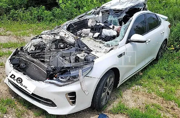 Photo 2 of 9: 2017 Kia K5, VIN KNAGX411BHA146598 — Korean insurance auction