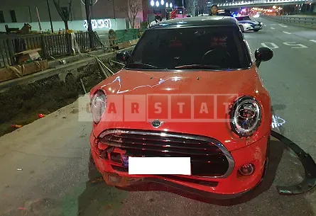Photo 2 of 14: 2021 MINI Cooper, VIN WMWXR7101M2N90650 — Korean insurance auction