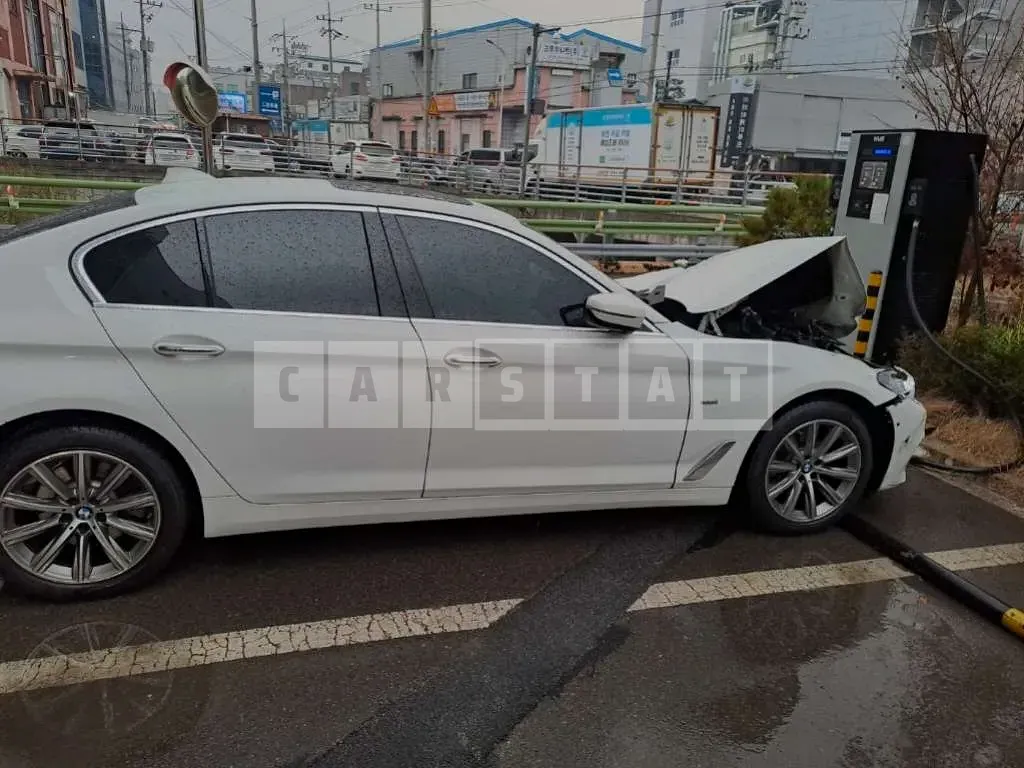 Photo 2 of 9: 2018 BMW 520i, VIN WBAJK7106JBH23847 — Korean insurance auction