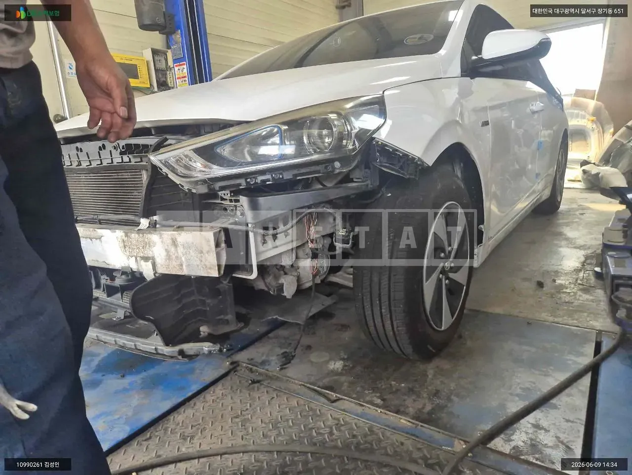 Photo 2 of 40: 2016 Hyundai IONIQ (Hybrid), VIN KMHC751CGGU005343 — Korean insurance auction
