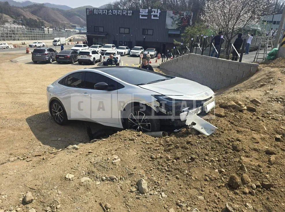 Photo 2 of 25: 2024 Toyota Prius, VIN JTDACBAUXR3027291 — Korean insurance auction