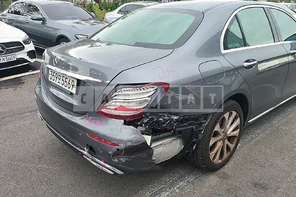 Photo 2 of 3: 2020 Mercedes-Benz E300 4Matic, VIN W1KZF4KB6LA832636 — Korean insurance auction
