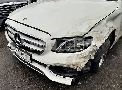 Photo 1 of 17: 2018 Mercedes-Benz E 200, VIN WDDZF4CBXJA296432 — Korean insurance auction