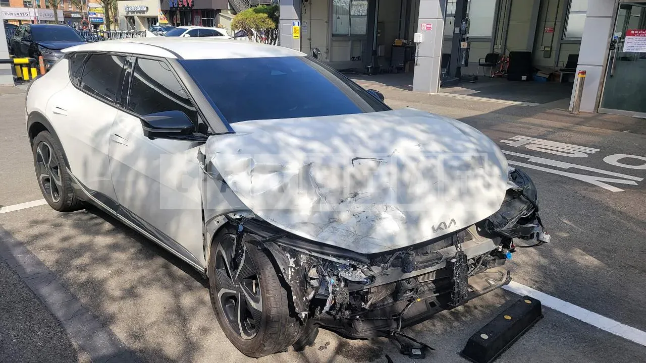 Photo 2 of 8: 2022 Kia EV6, VIN KNAC381AFNA063116 — Korean insurance auction