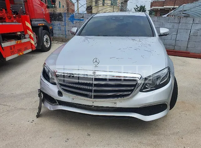 Photo 2 of 9: 2018 Mercedes-Benz E 300 4Matic, VIN WDDZF4KB4JA373992 — Korean insurance auction