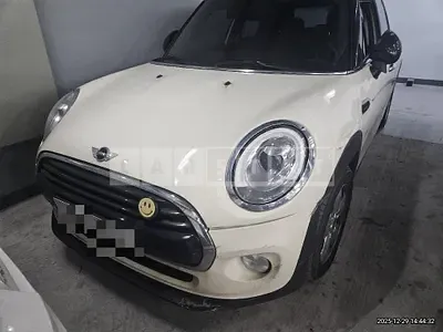 Photo 1 of 33: 2018 MINI Cooper D Five-Door — Korean insurance auction