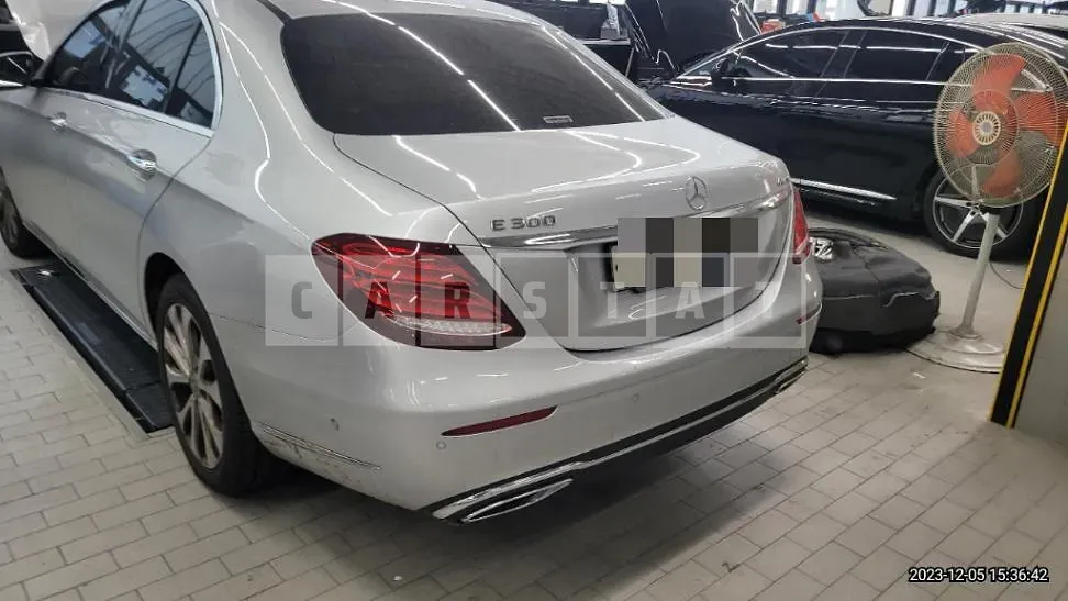 Photo 2 of 29: 2020 Mercedes-Benz E300 4Matic, VIN W1KZF4KB9LA860740 — Korean insurance auction