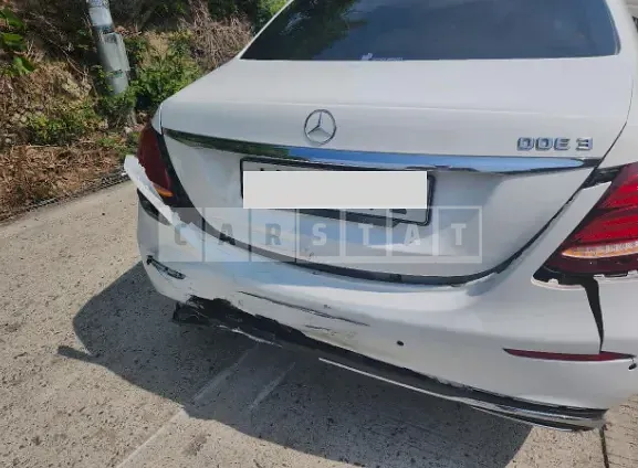 Photo 2 of 9: 2017 Mercedes-Benz E300, VIN WDDZF4JB8HA162046 — Korean insurance auction