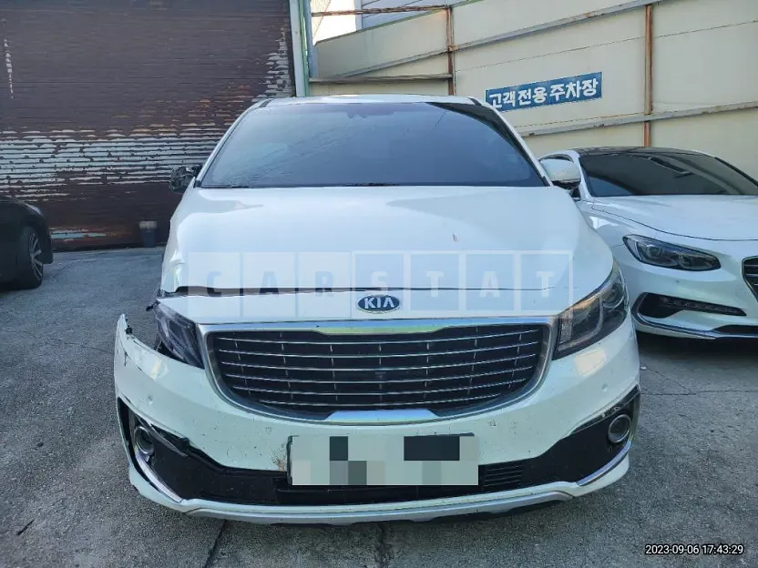 Photo 2 of 11: 2017 Kia Carnivals, VIN KNAME81ABHS323112 — Korean insurance auction