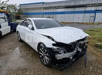 Photo 1 of 17: 2020 Mercedes-Benz E 300 4Matic — Korean insurance auction