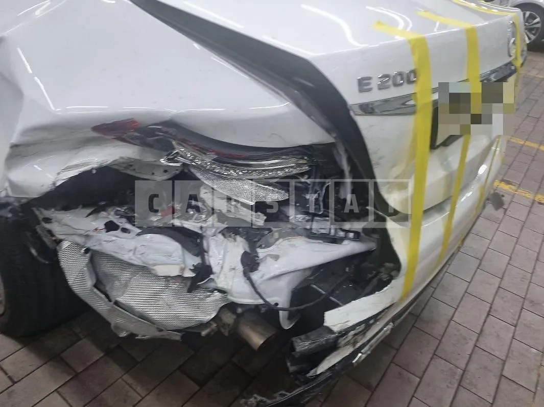 Photo 2 of 15: 2018 Mercedes-Benz E200, VIN WDDZF4CB7JA389814 — Korean insurance auction