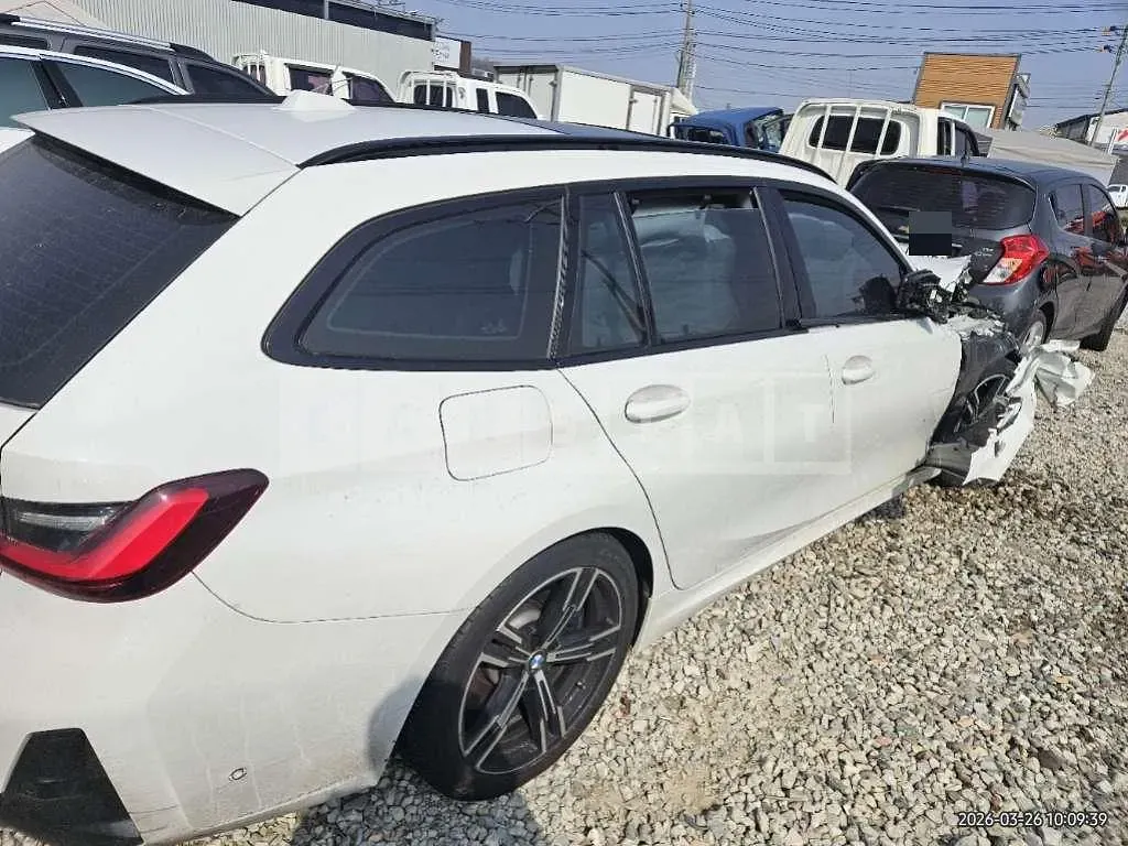 Photo 2 of 11: 2023 BMW 320i Touring — Korean insurance auction