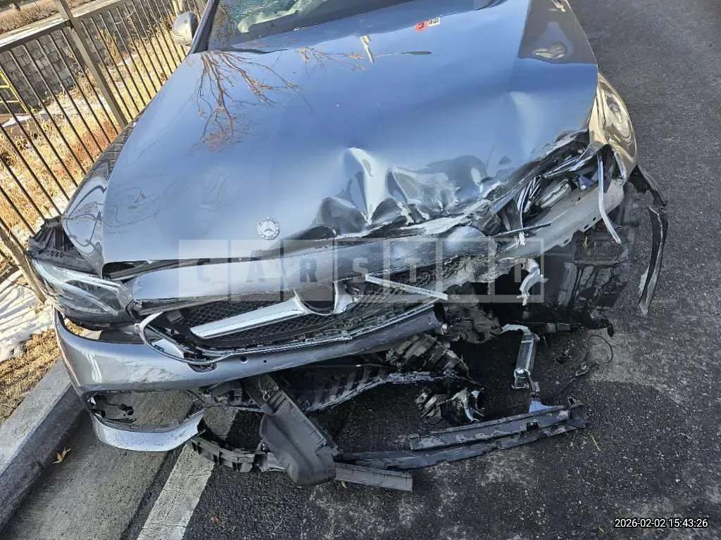 Photo 2 of 11: 2017 Mercedes-Benz E200 — Korean insurance auction