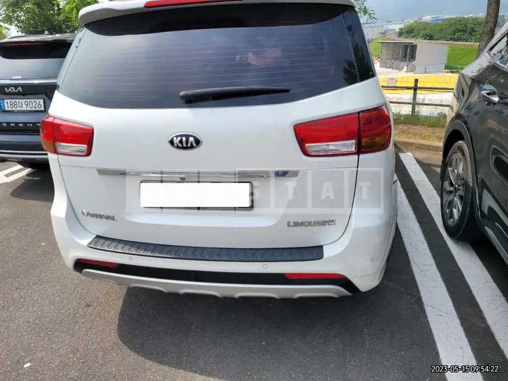 Photo 2 of 15: 2016 Kia Carnival Limousine, VIN KNAME81ABGS152548 — Korean insurance auction