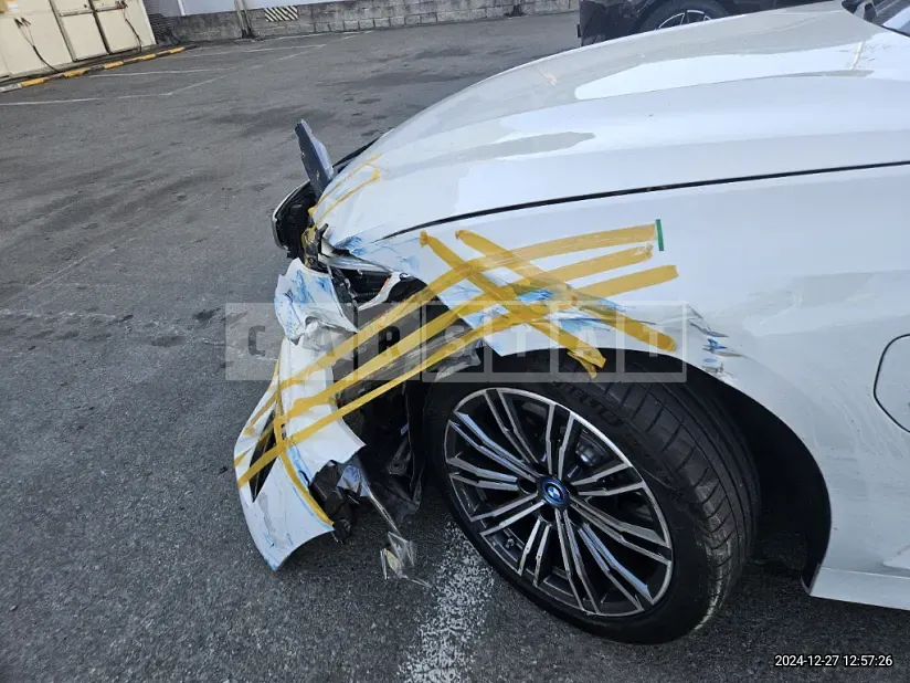 Photo 2 of 10: 2022 BMW 320e — Korean insurance auction
