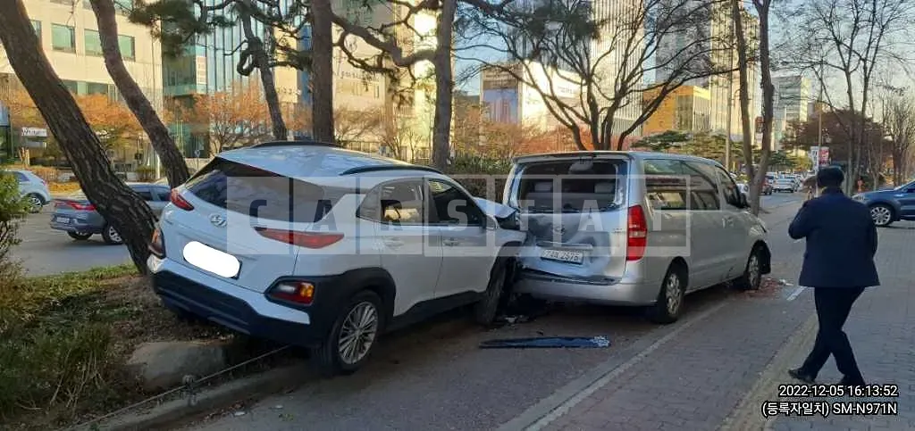Photo 2 of 8: 2020 Hyundai Kona, VIN KMHK4815GLU500662 — Korean insurance auction