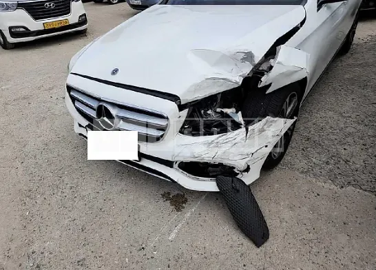 Photo 2 of 16: 2019 Mercedes-Benz E 300, VIN WDDZF4JB3KA528907 — Korean insurance auction
