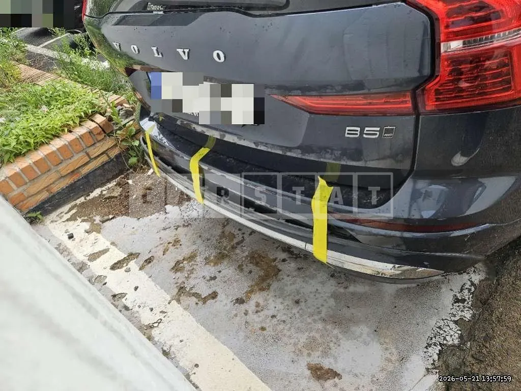 Photo 2 of 28: 2022 Volvo XC60B5 AWD — Korean insurance auction