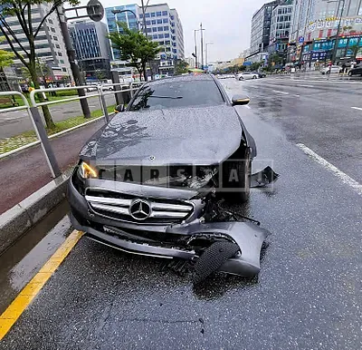 Photo 1 of 15: 2018 Mercedes-Benz E 300, VIN WDDZF4JB2JA299862 — Korean insurance auction