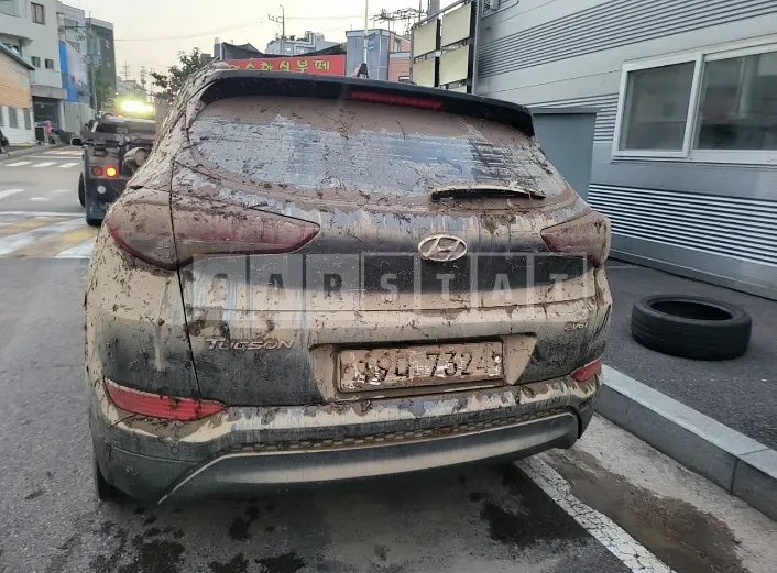 Photo 2 of 7: 2016 Hyundai Tucson, VIN KMHJ3815GGU000596 — Korean insurance auction