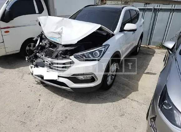 Photo 2 of 12: 2018 Hyundai Santa Fe, VIN KMHSW81UBJU804942 — Korean insurance auction