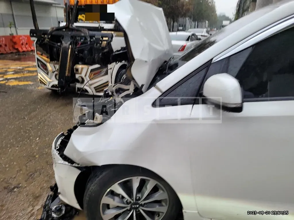 Photo 2 of 17: 2014 Kia Carnival, VIN KNAMB81ABFS010533 — Korean insurance auction