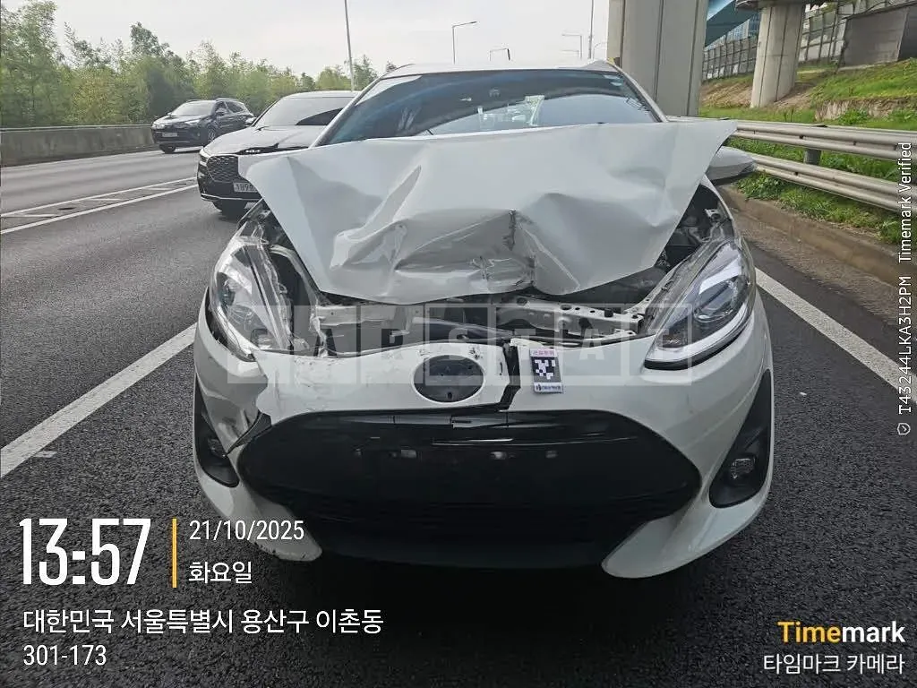 Photo 2 of 12: 2018 Toyota Prius C, VIN JTDKDTB35J1612261 — Korean insurance auction