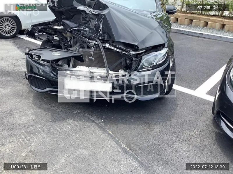 Photo 2 of 18: 2018 Mercedes-Benz E300, VIN WDDZF4KB0JA379935 — Korean insurance auction