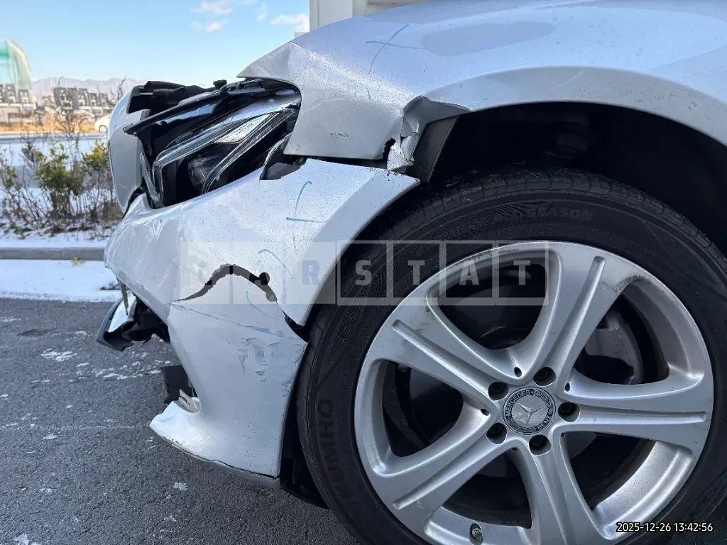 Photo 2 of 21: 2017 Mercedes-Benz E220 d 4Matic — Korean insurance auction
