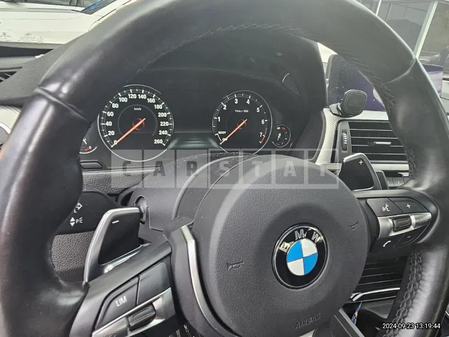Photo 2 of 20: 2018 BMW 330i — Korean insurance auction
