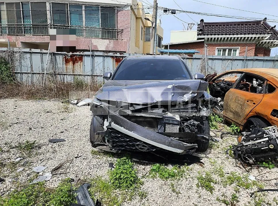 Photo 2 of 40: 2019 BMW Santa Fe, VIN WBA3D3103FK278001 — Korean insurance auction