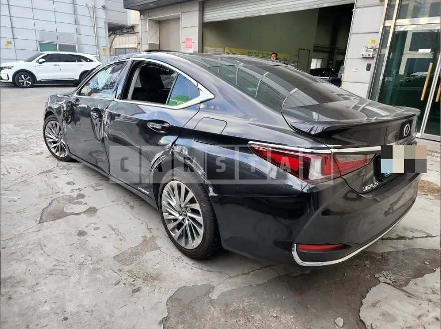 Photo 2 of 5: 2020 Lexus ES300h — Korean insurance auction