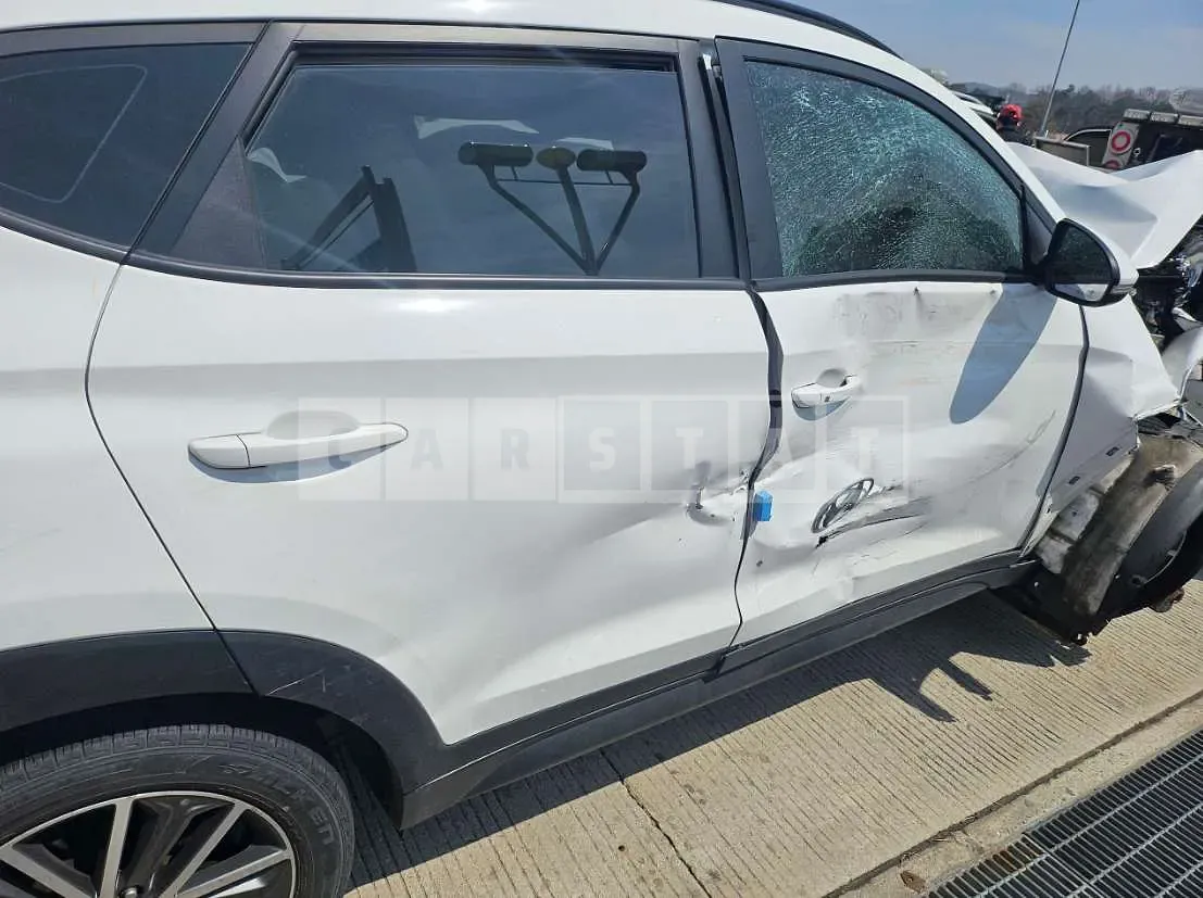 Photo 2 of 4: 2017 Hyundai Tucson TL — Korean insurance auction