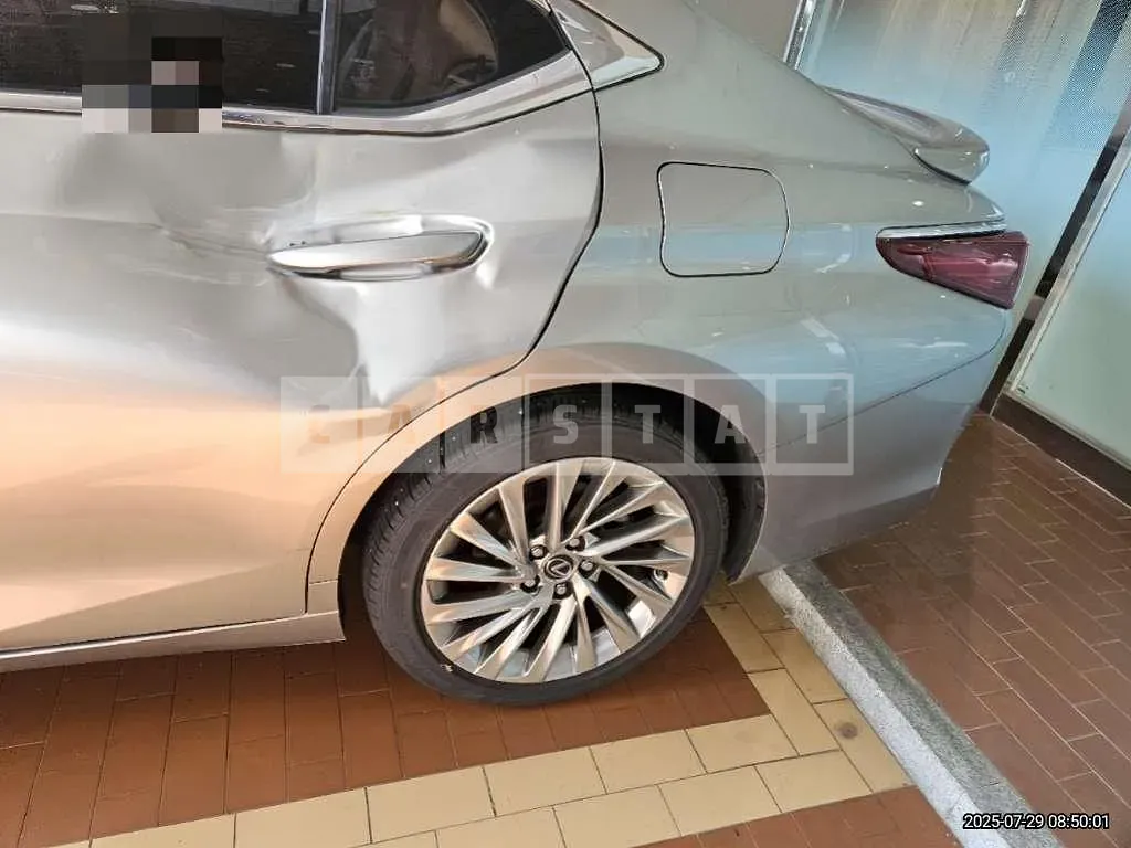 Photo 2 of 38: 2023 Lexus ES300h — Korean insurance auction