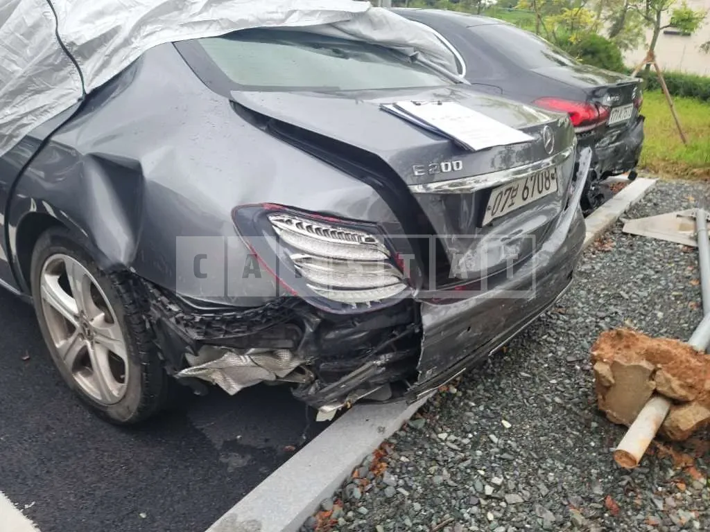 Photo 2 of 12: 2018 Mercedes-Benz E 200, VIN WDDZF4CB5JA424544 — Korean insurance auction