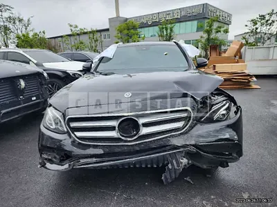 Photo 1 of 28: 2018 Mercedes-Benz E 200, VIN WDDZF4CB6JA445726 — Korean insurance auction