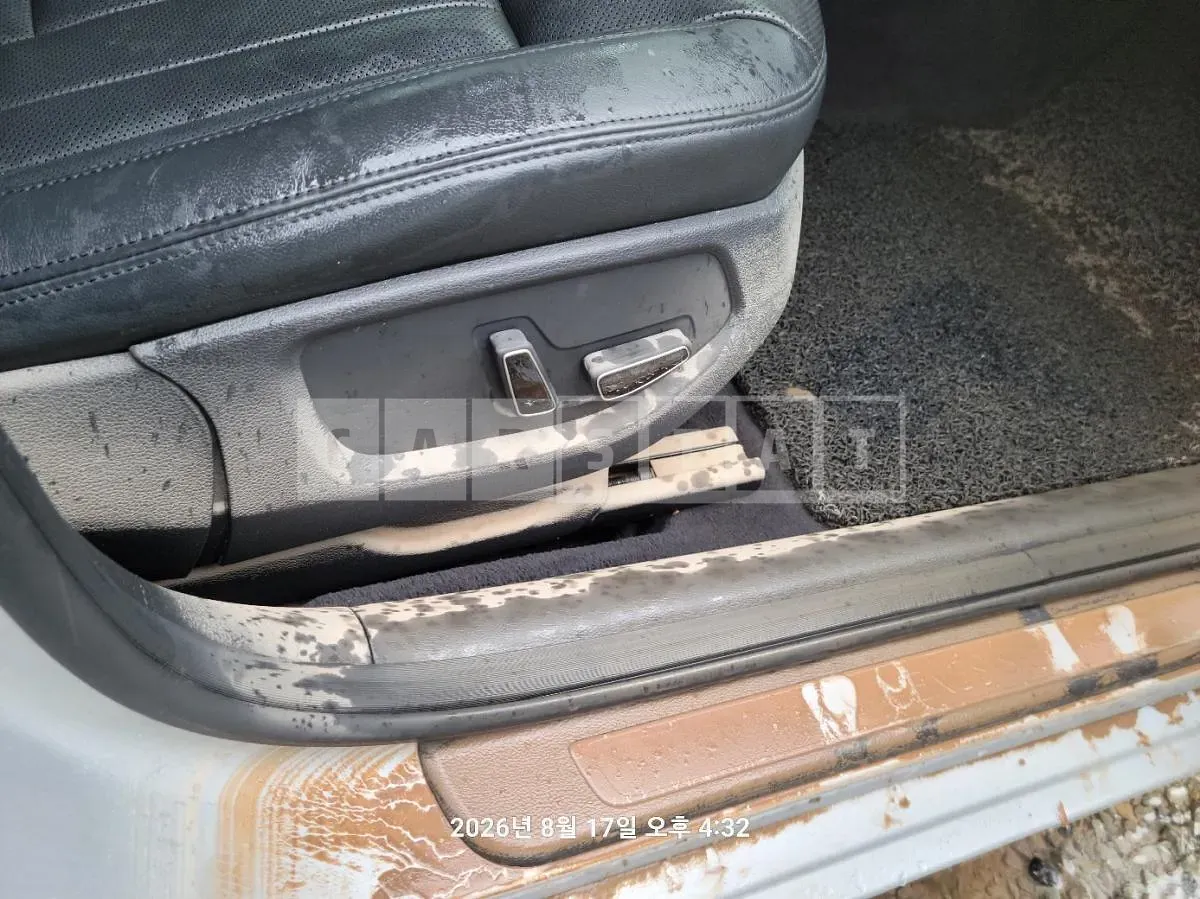 Photo 2 of 7: 2015 Genesis 3.3 — Korean insurance auction