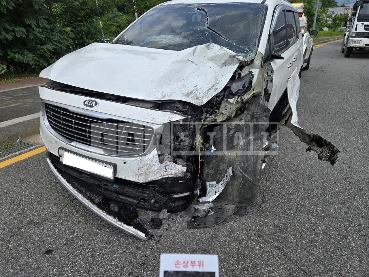 Photo 2 of 12: 2016 Kia Carnival, VIN KNAMC81ABGS224518 — Korean insurance auction