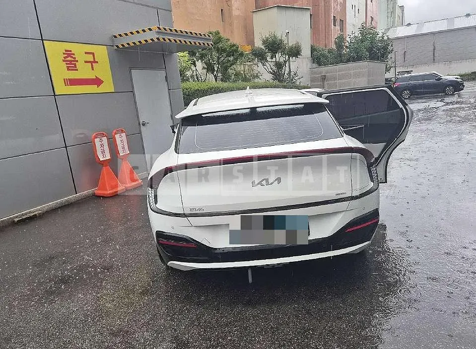 Photo 2 of 13: 2022 Kia EV6 — Korean insurance auction