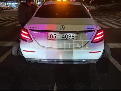 Photo 1 of 32: 2019 Mercedes-Benz E220d 4Matic, VIN WDDZF0FBXKA520854 — Korean insurance auction