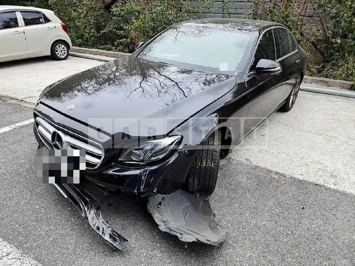 Photo 2 of 25: 2018 Mercedes-Benz E300, VIN WDDZF4JB1JA455583 — Korean insurance auction