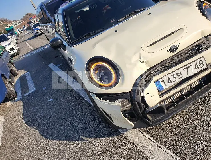 Photo 2 of 5: 2022 MINI Cooper S Five-Door, VIN WMW61DK07N2R69041 — Korean insurance auction