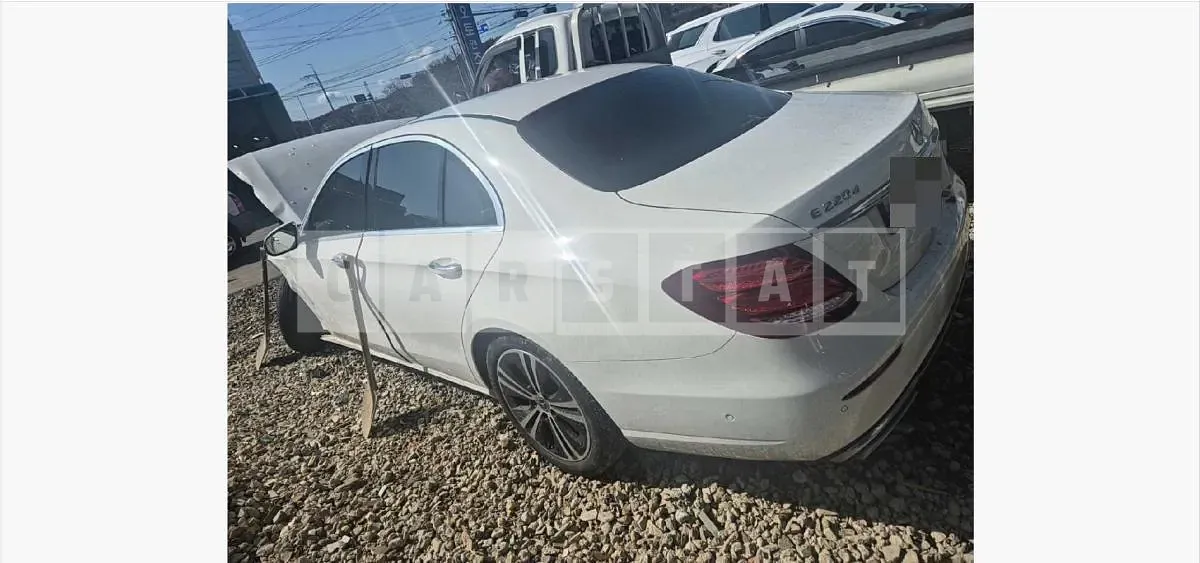 Photo 2 of 28: 2020 Mercedes-Benz E220 d — Korean insurance auction