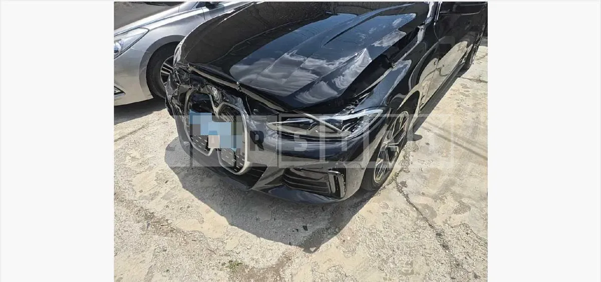 Photo 2 of 17: 2022 BMW i4 eDrive40 — Korean insurance auction