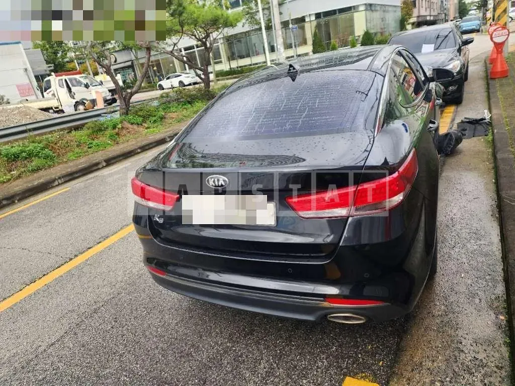 Photo 2 of 17: 2017 Kia K5 — Korean insurance auction