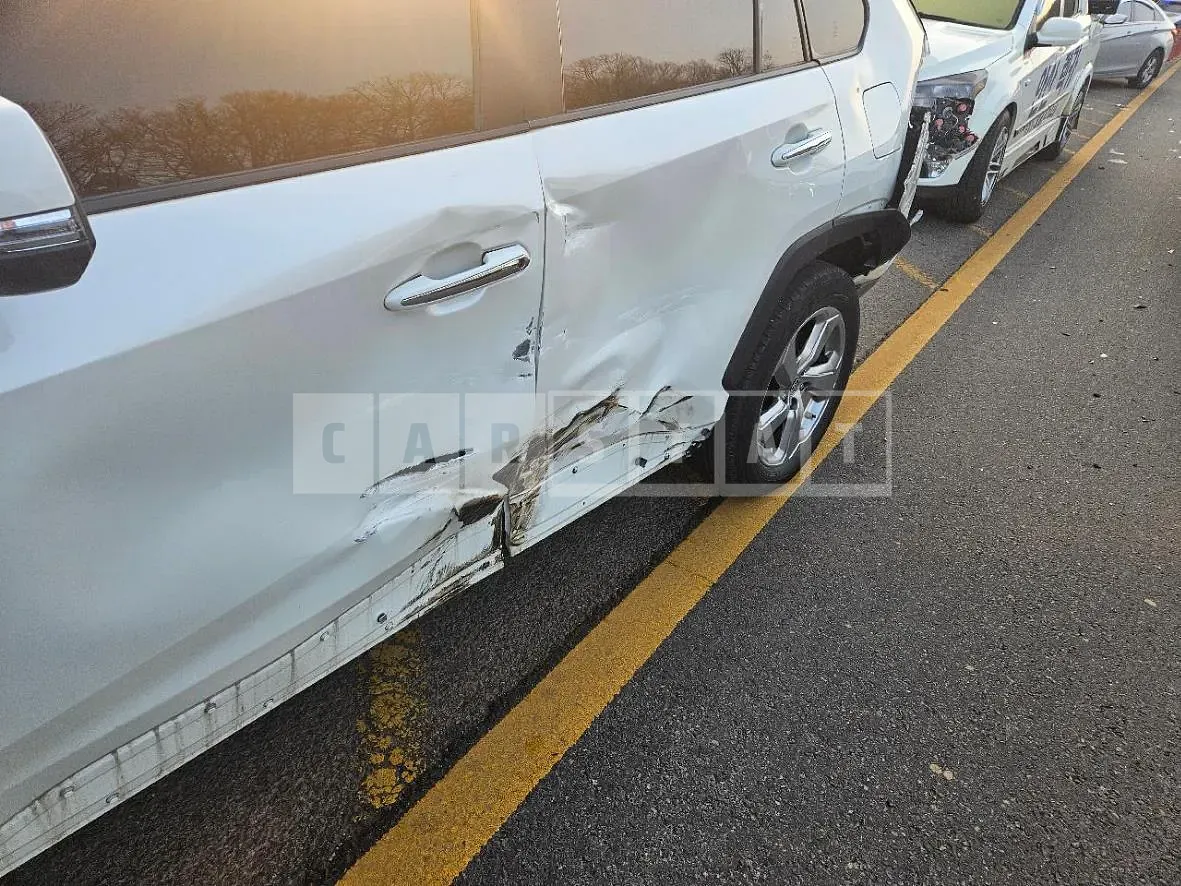 Photo 2 of 29: 2020 Toyota RAV4 Hybrid AWD, VIN JTMDWRFV4LD083498 — Korean insurance auction