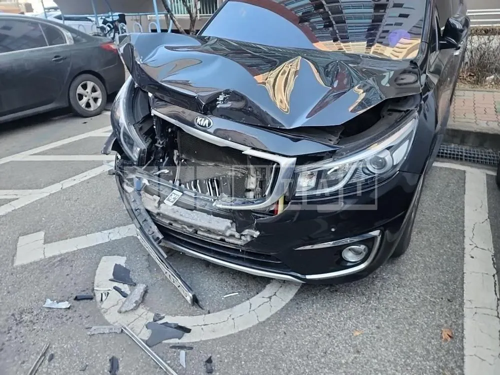 Photo 2 of 6: 2015 Kia Carnival, VIN KNAMC81ABGS183889 — Korean insurance auction